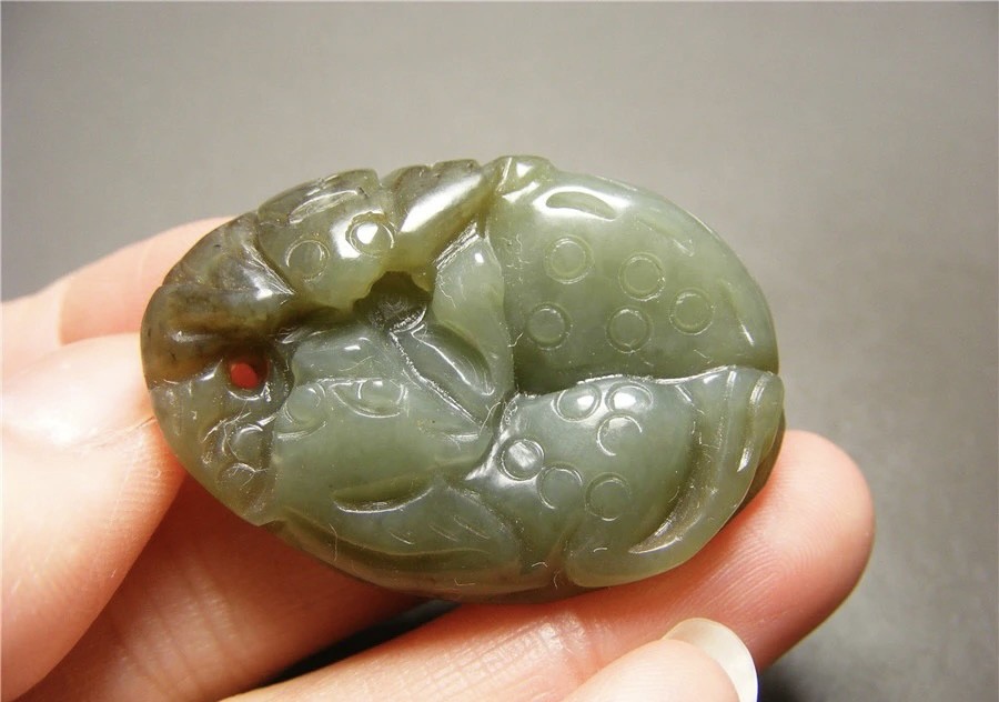 ｜冷门出品｜精选专拍·第贰拾叁场· 和田青玉带糖色带孔莲蓬头蝙蝠三足金蟾大坠佩