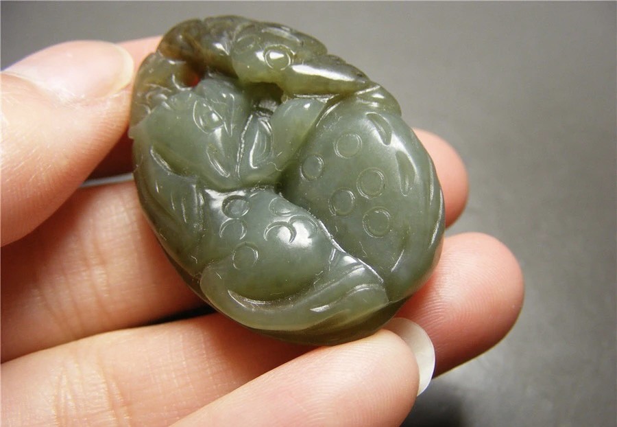 ｜冷门出品｜精选专拍·第贰拾叁场· 和田青玉带糖色带孔莲蓬头蝙蝠三足金蟾大坠佩