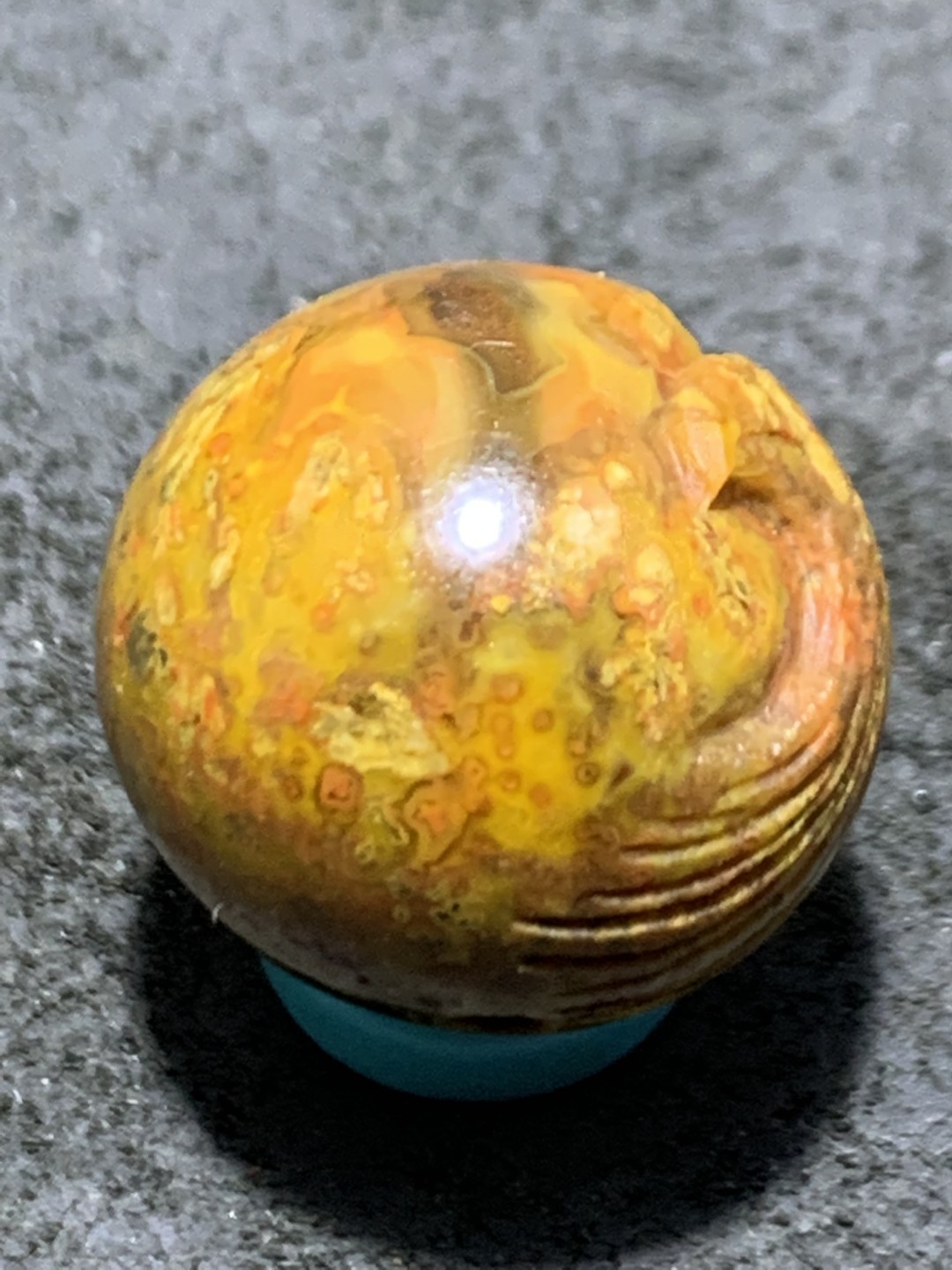 精美亚光草花纹战国红玛瑙手工俏色巧雕鹰珠子一颗