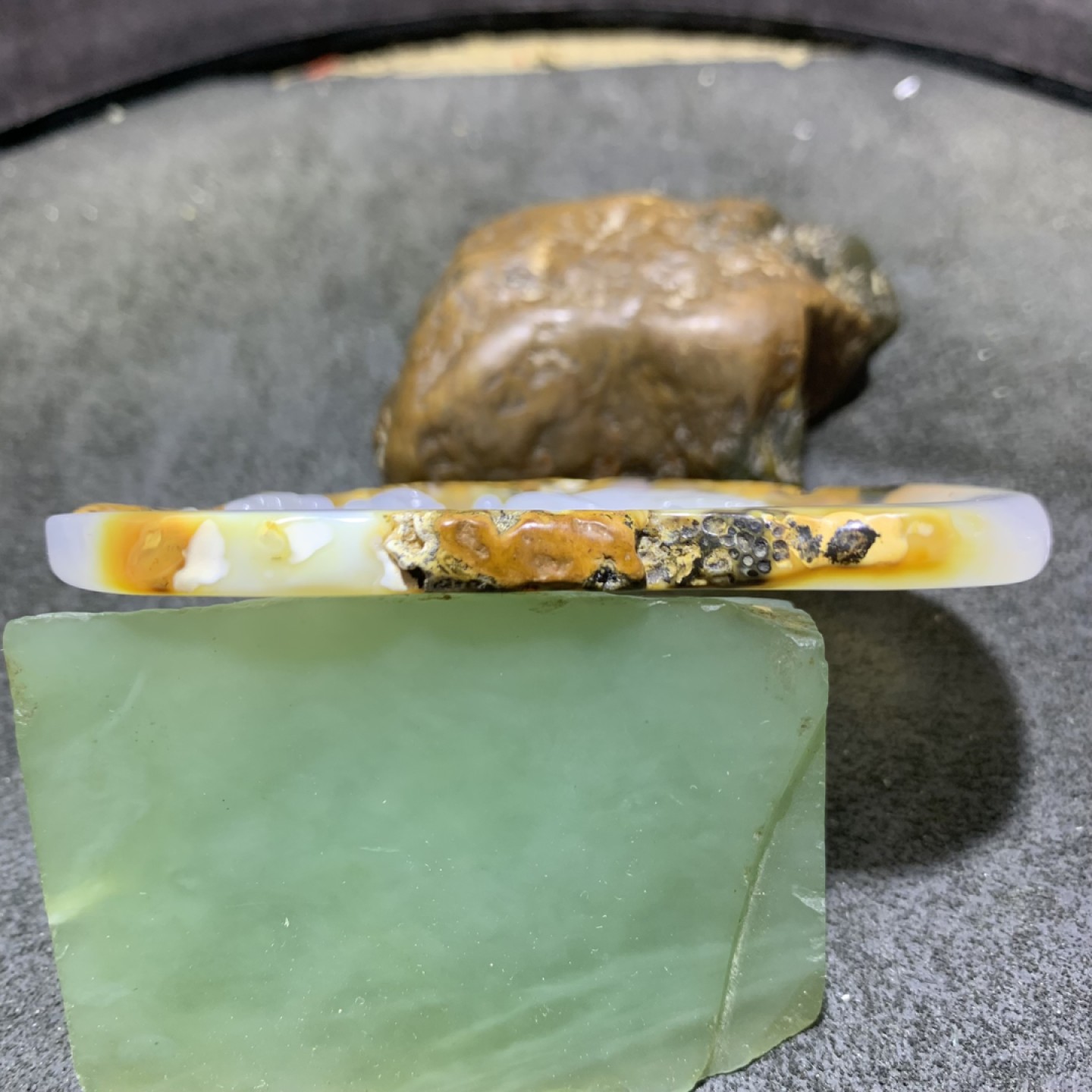 重器天然马达加斯加原皮玛瑙雕刻莲年有鱼牌子一块，