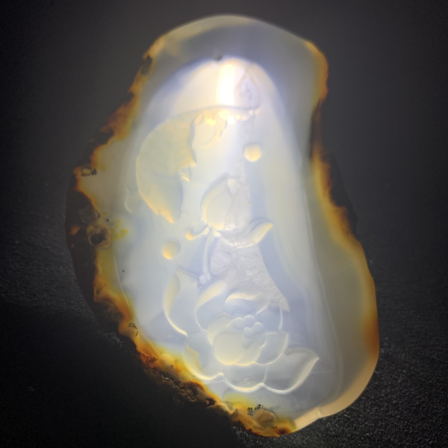 重器天然马达加斯加原皮玛瑙雕刻莲年有鱼牌子一块，