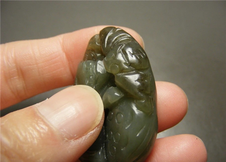 ｜冷门出品｜精选专拍·第贰拾叁场· 和田青玉带糖色带孔莲蓬头蝙蝠三足金蟾大坠佩