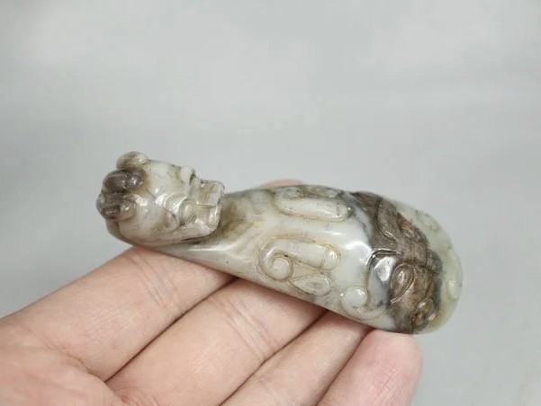 ｜冷门出品｜精选专拍·第贰拾伍场· 和田玉立体的龙代勾 黑沁