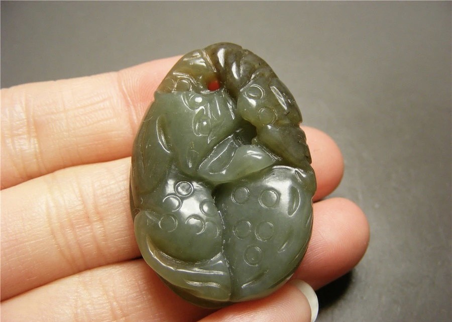 ｜冷门出品｜精选专拍·第贰拾叁场· 和田青玉带糖色带孔莲蓬头蝙蝠三足金蟾大坠佩