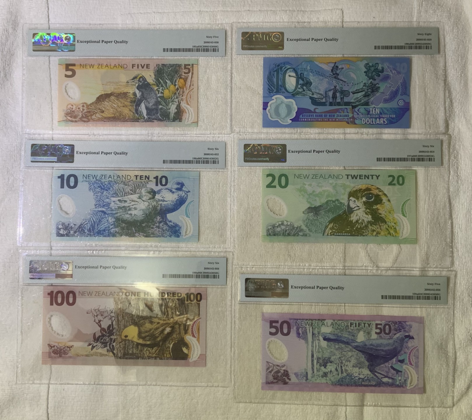 收藏联盟Quantum Auction 第246期拍卖 新西兰1999-2003年5-100元一套(包括一张稀少的千禧年纪念钞AA首发百位号) PMG65-68 首发全同百位号 号码无47