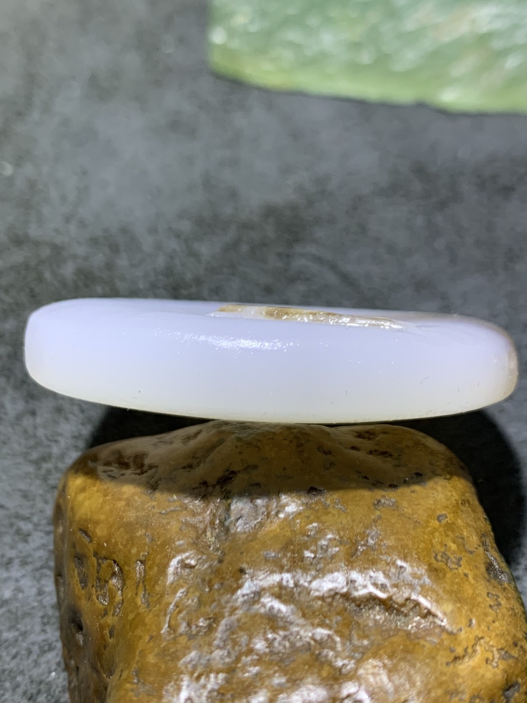 精美亚光高玉化草花纹海洋玉髓手工雕刻富贵有余牌子一个！