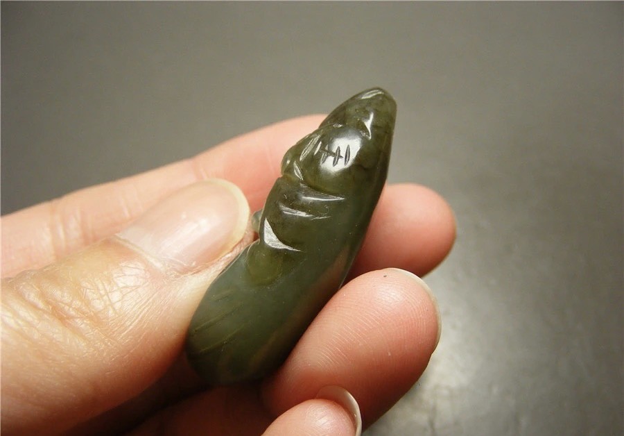 ｜冷门出品｜精选专拍·第贰拾叁场· 和田青玉带糖色带孔莲蓬头蝙蝠三足金蟾大坠佩