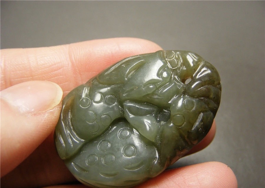 ｜冷门出品｜精选专拍·第贰拾叁场· 和田青玉带糖色带孔莲蓬头蝙蝠三足金蟾大坠佩