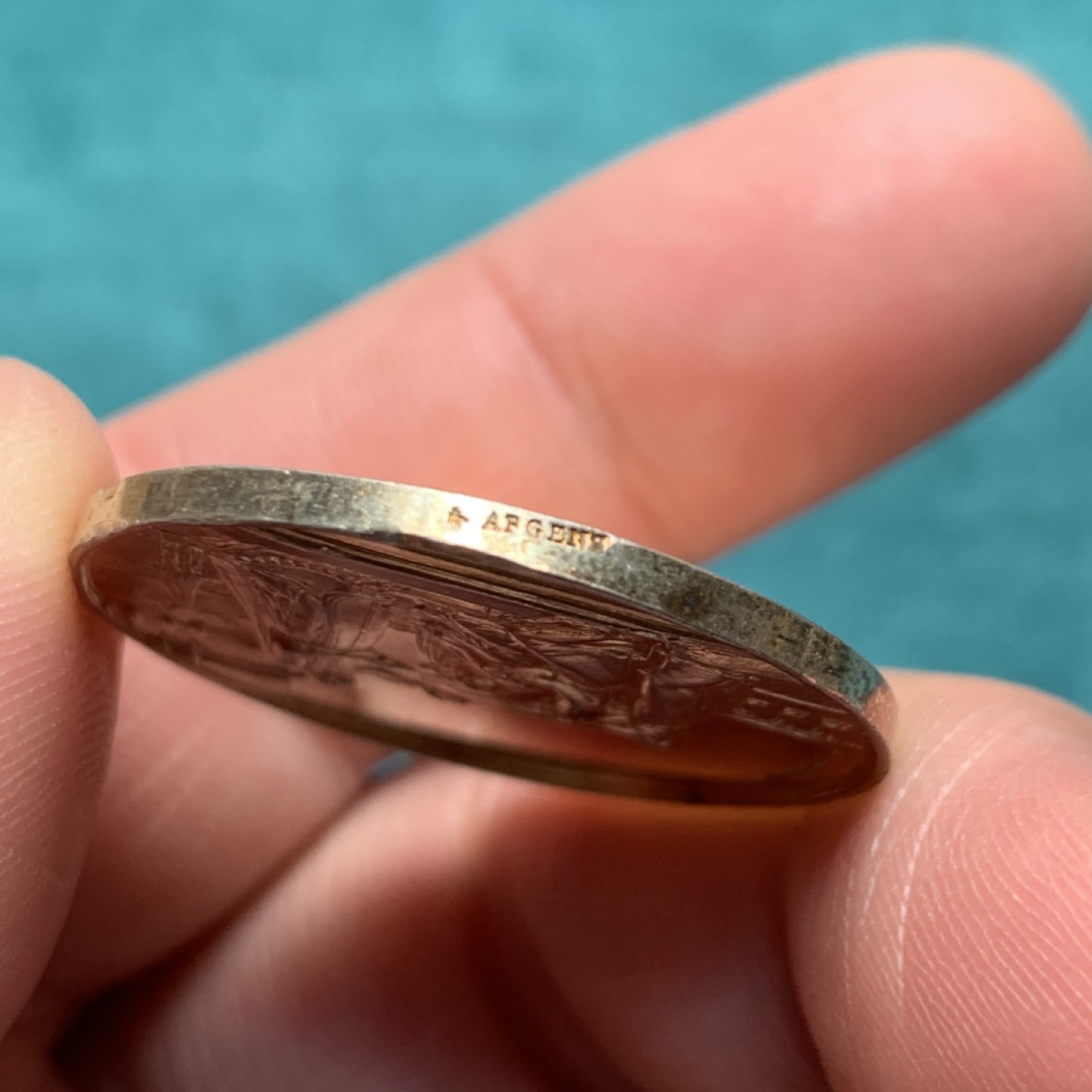 《竞宝斋》第150场-周日，周一，周四 3场 (全场包邮) 法国 结婚纪念镀金银章  重量：11.6gr  直径：30mm 边铭：蜜蜂+银标  细节见图