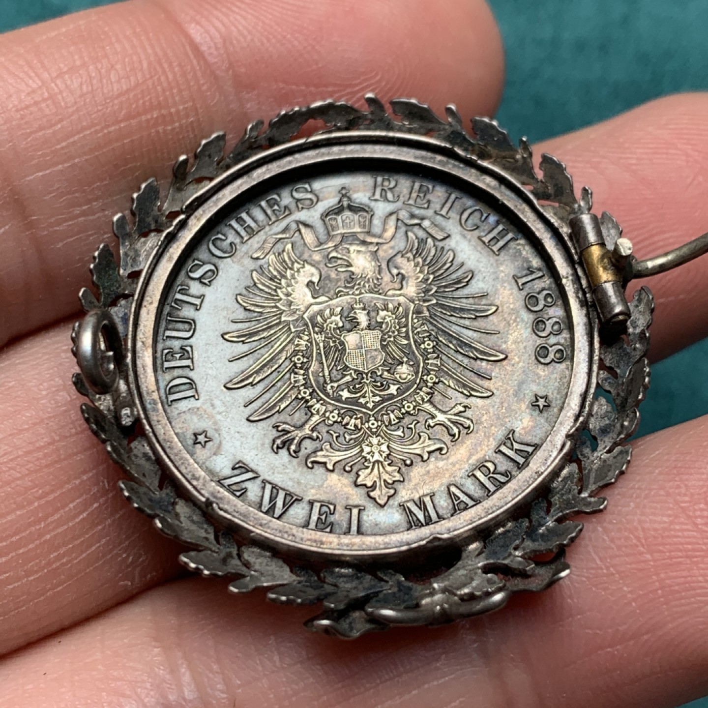 《竞宝斋》第150场-周日，周一，周四 3场 (全场包邮) 德国普鲁士 1888年 弗里德里西2马克（胸针） 16.9克  工艺不错可以佩戴 硬币无焊点  品相不错，外框为银质