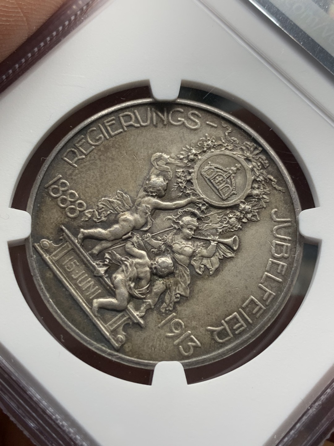 《竞宝斋》第150场-周日，周一，周四 3场 (全场包邮) NGC MS63 1913年德国普鲁士威廉二世结婚25周年纪念银章 背面天使生动形象