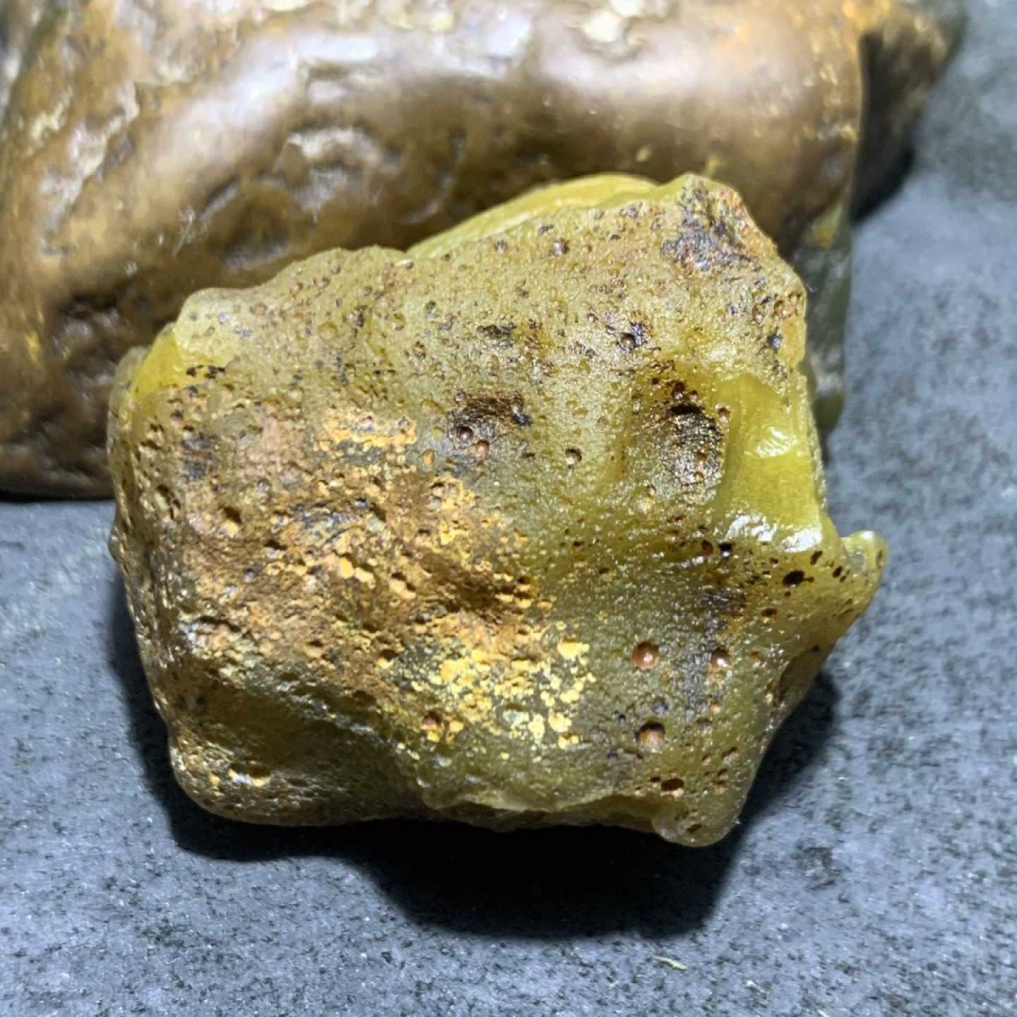 精美亚光蒙料战国红玛瑙高润度原皮雕刻灵蛇吊坠一个！