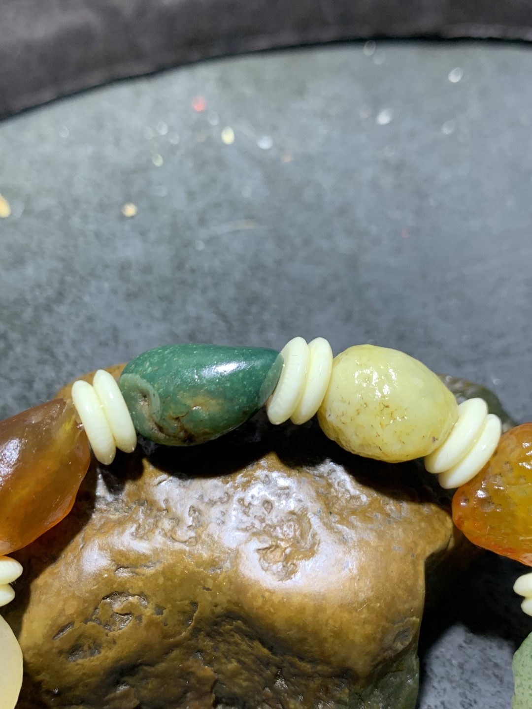 精美阿拉善彩珠玛瑙原石手串一条