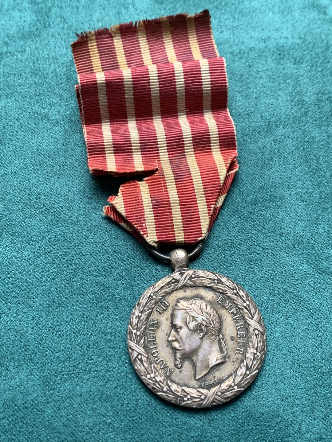 《竞宝斋》第150场-周日，周一，周四 3场 (全场包邮) 法国1859年远征意大利奖章 授予参与反抗奥匈独立战争中的远征意大利军团官兵 ，原味酱彩包浆 十分稀少