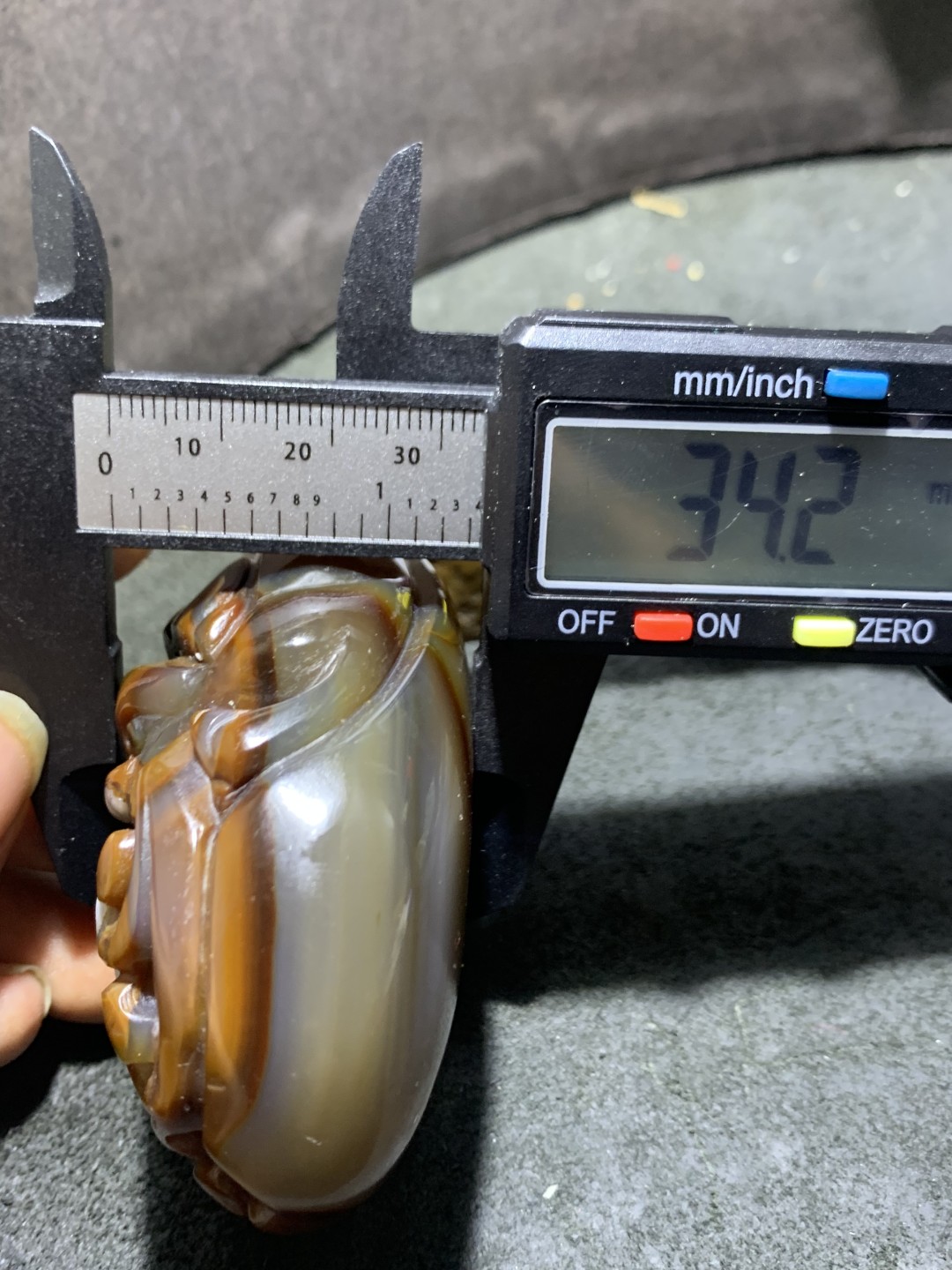 精美原皮聚宝盆高玉化巴西玛瑙手工镂空雕刻貔貅把件一个！