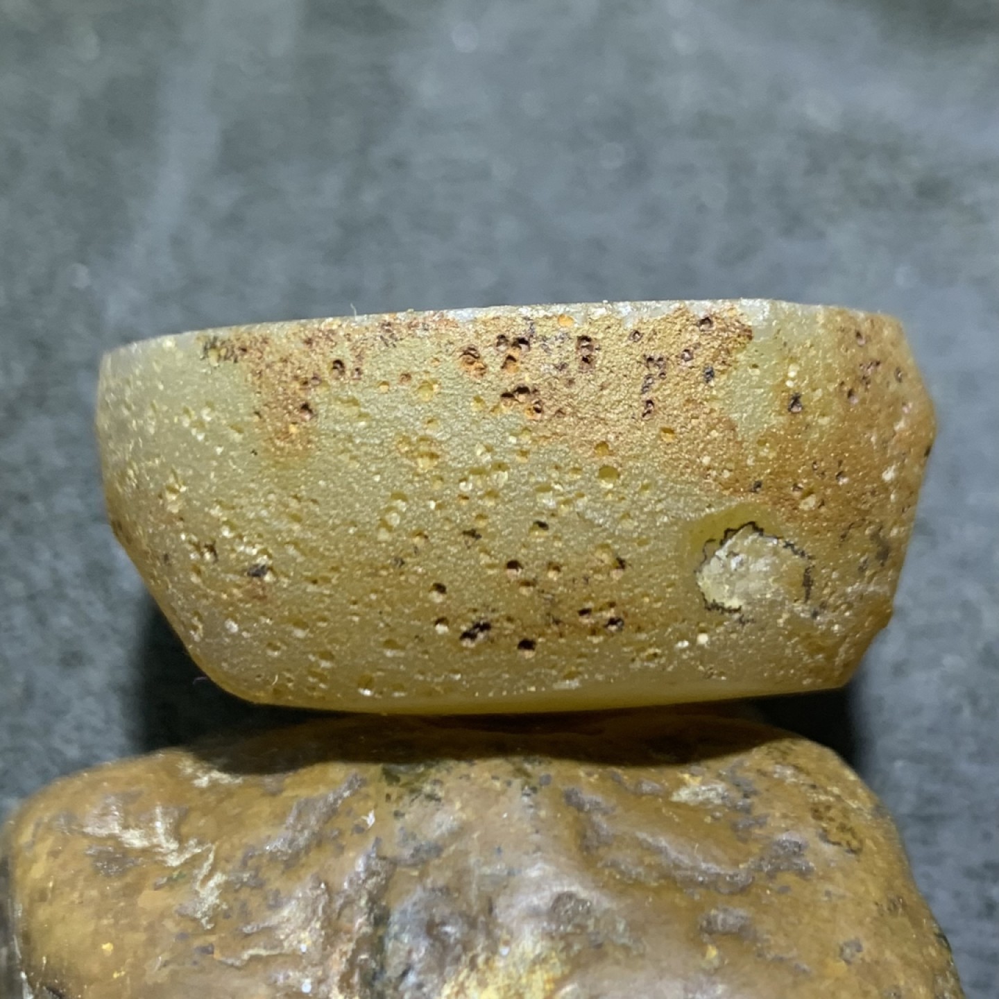 精美原皮蒙料战国红玛瑙高润度金沙料雕刻香插一个！