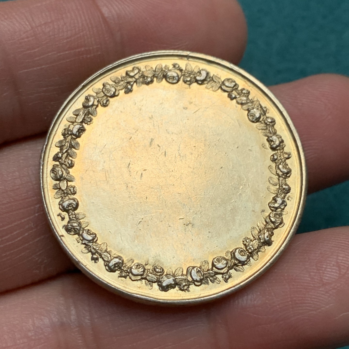 《竞宝斋》第150场-周日，周一，周四 3场 (全场包邮) 法国 结婚纪念镀金银章  重量：17.7gr  直径：26mm 边铭：love  边道有伤，应该是检验材质所留下的 细节见图