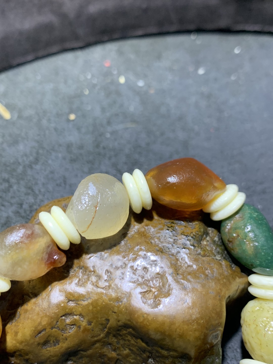 精美阿拉善彩珠玛瑙原石手串一条