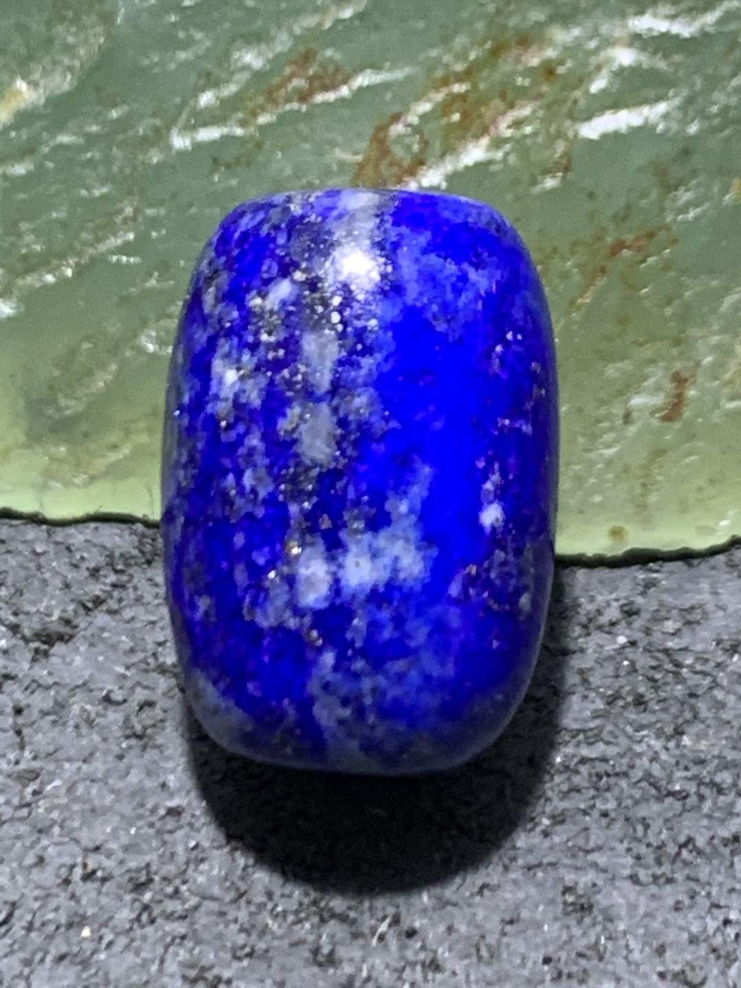 精美阿富汗老矿青金石随形小桶珠一颗，