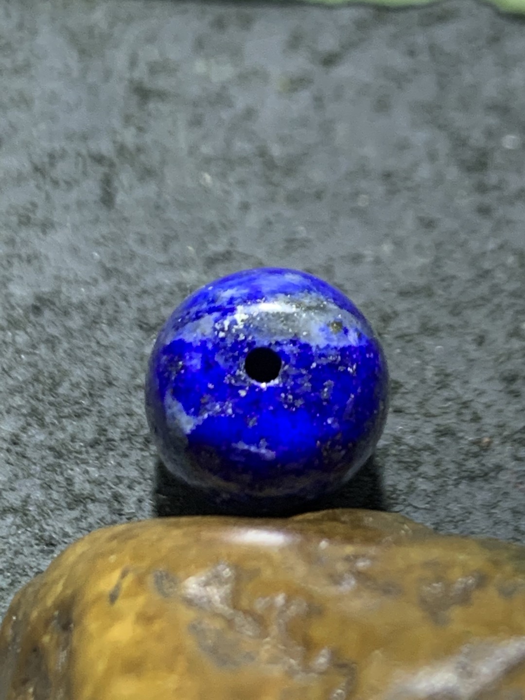 精美阿富汗老矿青金石随形小桶珠一颗，