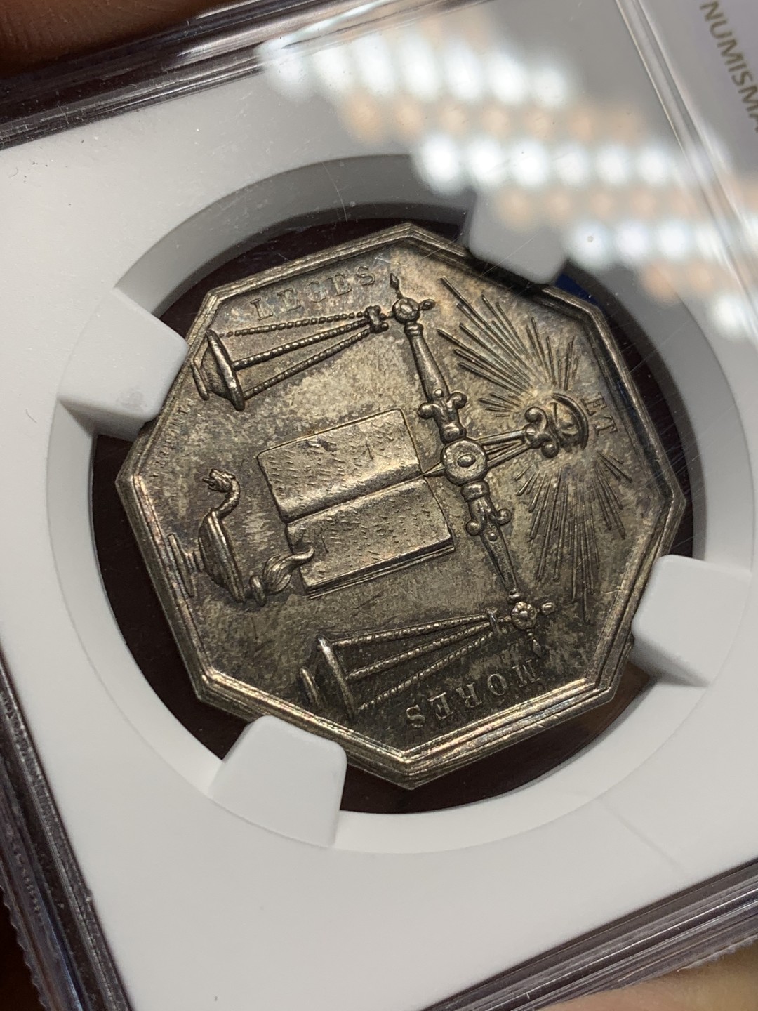 《竞宝斋》第150场-周日，周一，周四 3场 (全场包邮) NGC-MS64 法国十九世纪 天平八角 JETON 顶级品相 五彩包浆 非常漂亮