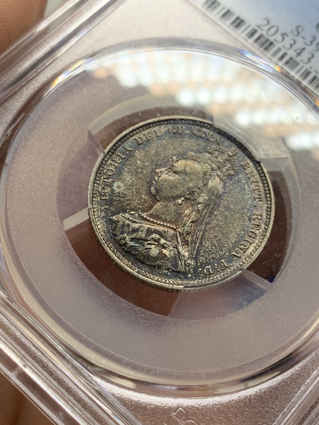 《竞宝斋》第150场-周日，周一，周四 3场 (全场包邮) PCGS AU58 英国 1887 维多利亚女王 1先令银币 蓝绿包浆 状态好 包浆影响了分数挡住了光芒