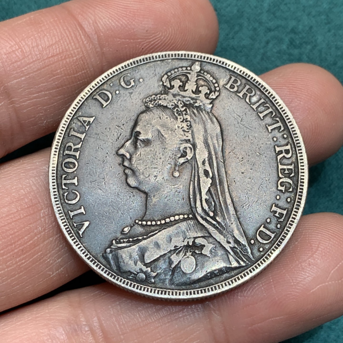 《竞宝斋》第150场-周日，周一，周四 3场 (全场包邮) 英国 1889年 维多利亚女王 高冠 马剑大银币 双面深黑包浆 不容易