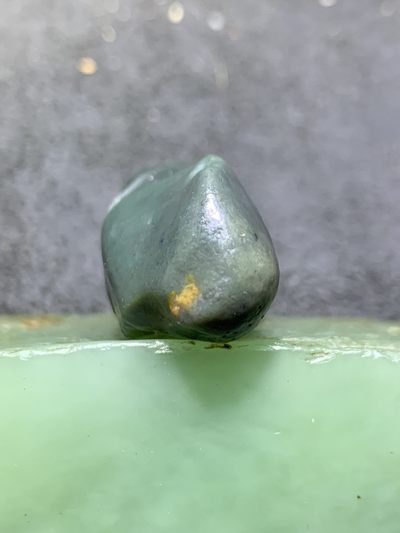 精美戈壁绿碧玉手工雕刻道字把件（吊坠)一个！ 精美戈壁绿碧玉手工雕刻道字把件（吊坠)一个！