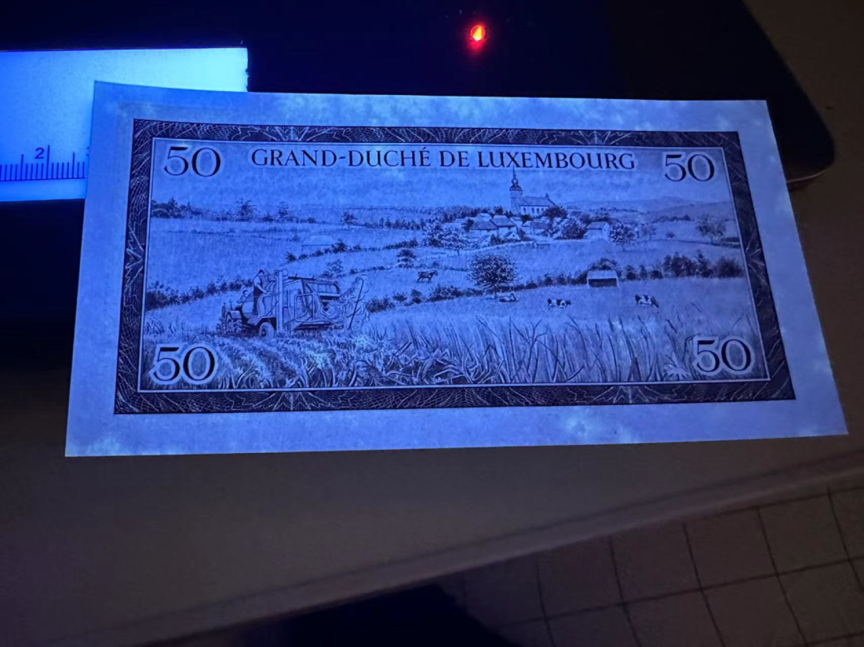 《外钞收藏家》第二百五十八期（连拍第三场） 1961年卢森堡50法郎 近全新 无折 有潮
