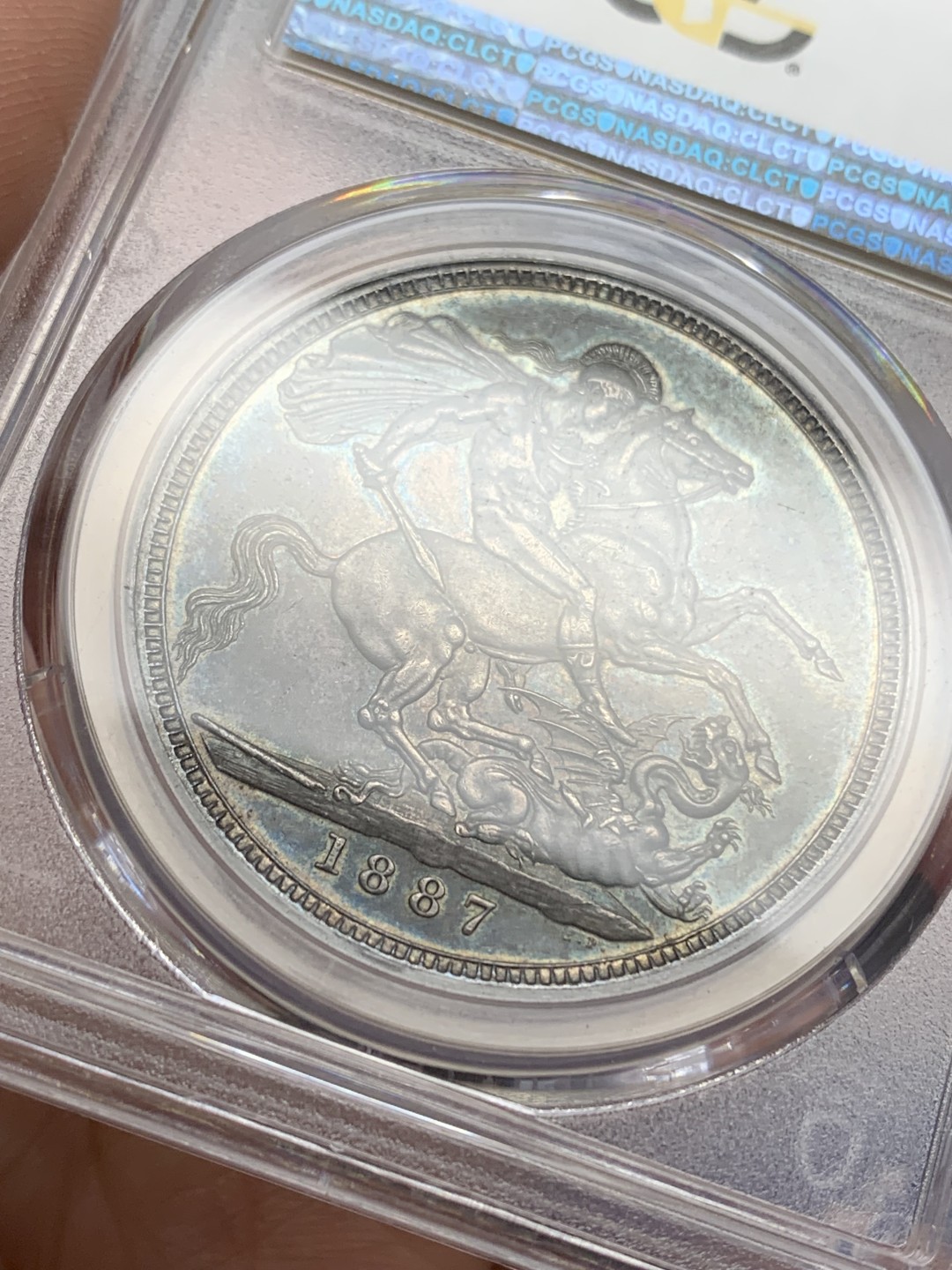 《竞宝斋》第150场-周日，周一，周四 3场 (全场包邮) PCGS MS61 英国 维多利亚 马剑克朗大银币 黑彩包浆 状态好，还泛点紫光，包浆难遇，包浆太厚导致分数保守，状态一流
