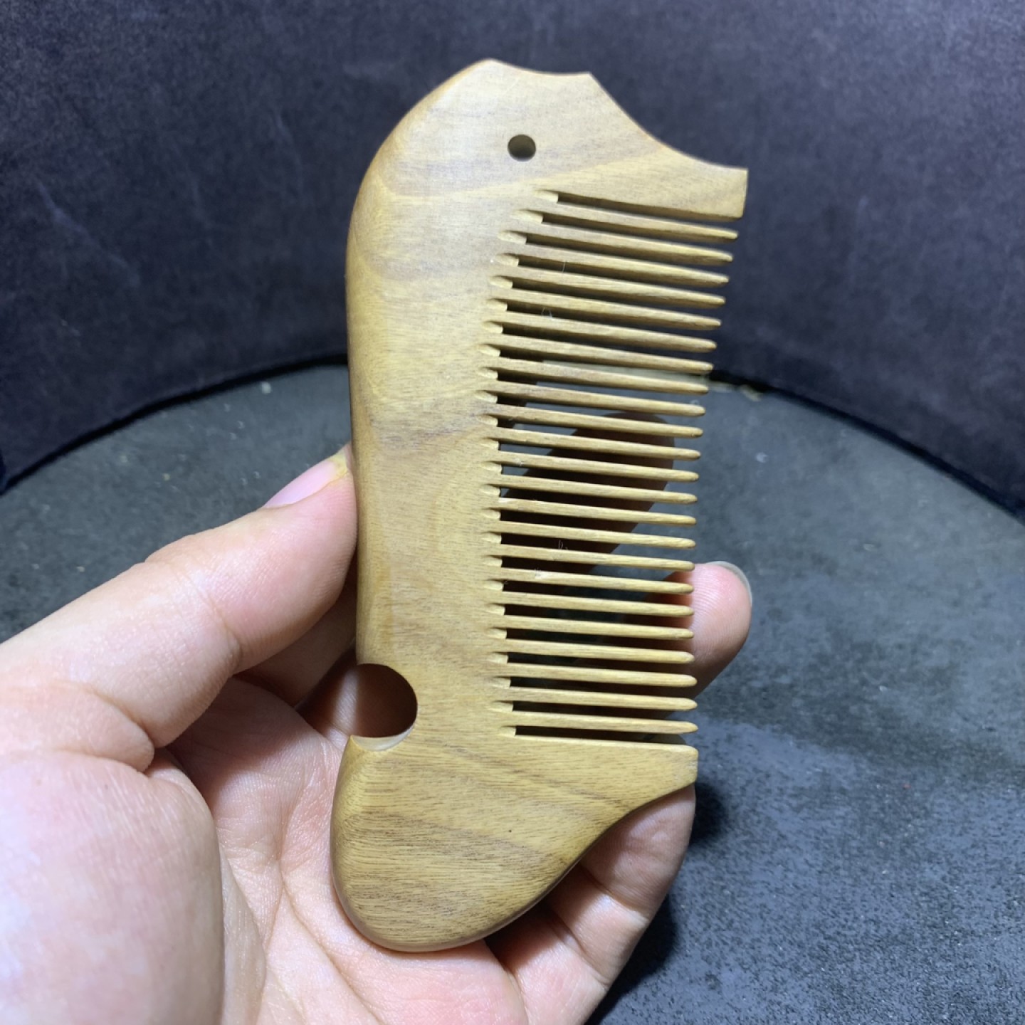 精美天然绿檀木梳一个