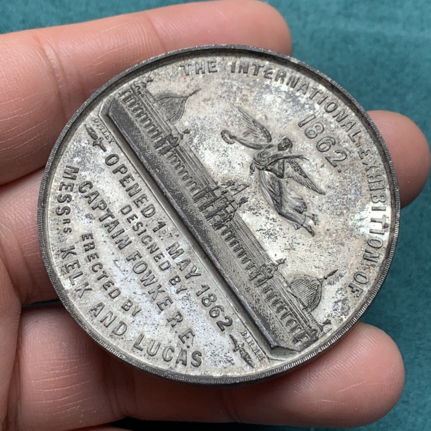 《竞宝斋》第150场-周日，周一，周四 3场 (全场包邮) 1862年 英国国际博览会纪念章，WM材质，维多利亚风格人像 不错32.7克 53.4mm