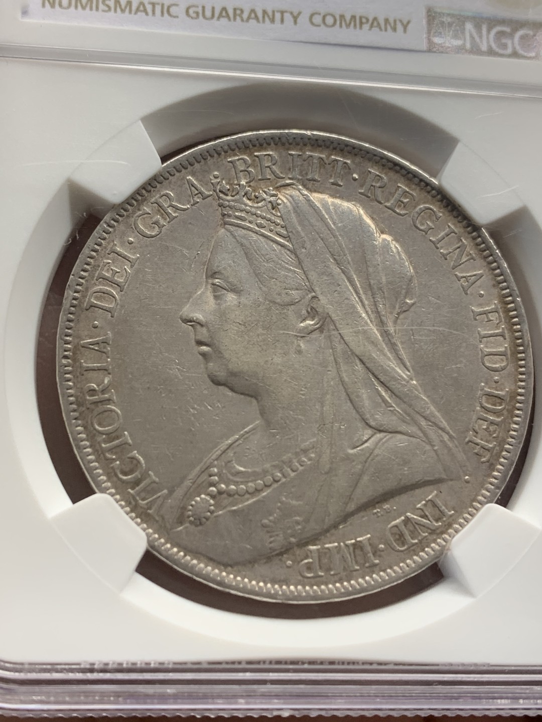 《竞宝斋》第150场-周日，周一，周四 3场 (全场包邮) NGC-AUD 英国 1900年 老维披纱 马剑克朗大银币  原始状态