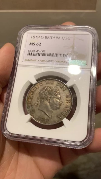 《竞宝斋》第150场-周日，周一，周四 3场 (全场包邮) NGC MS62 英国 1819 乔治三世半克朗 银币，小头版比牛头少，较少年份。英国CGS78分砸盒，不止62分状态，醇厚包浆，背面金彩