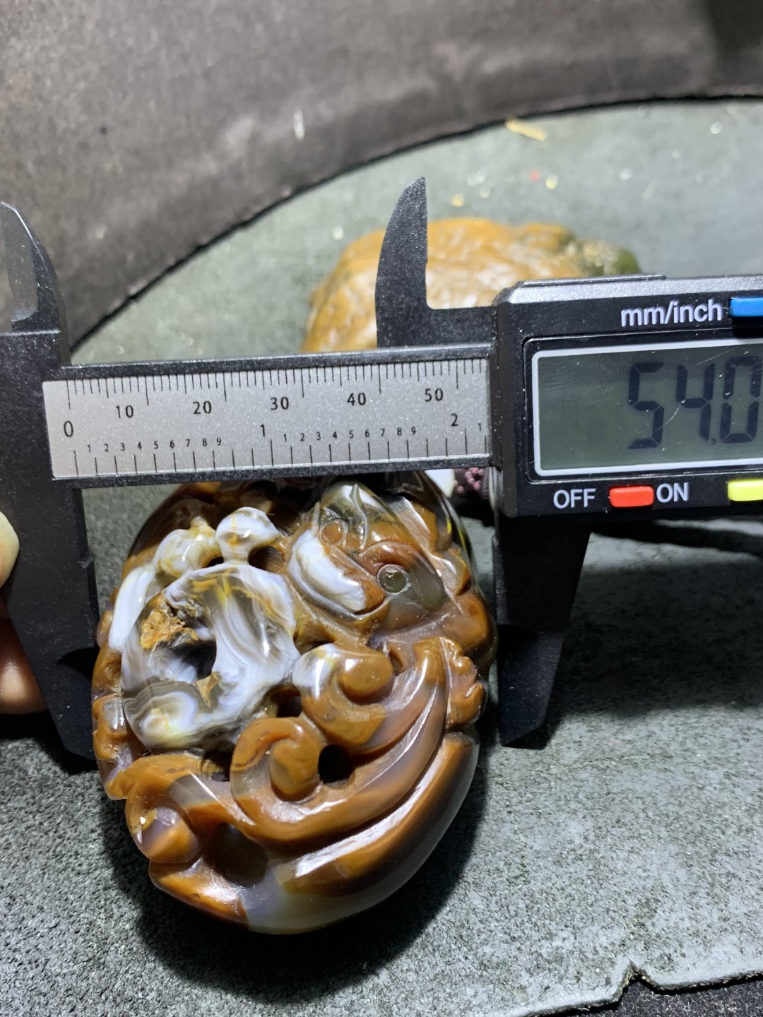 精美原皮聚宝盆高玉化巴西玛瑙手工镂空雕刻貔貅把件一个！