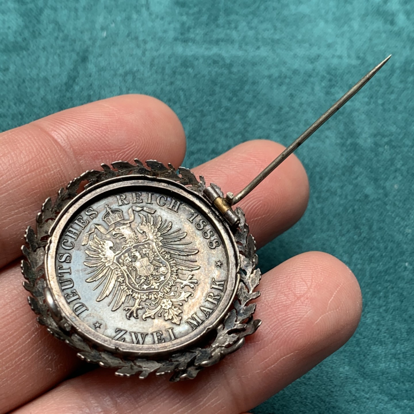 《竞宝斋》第150场-周日，周一，周四 3场 (全场包邮) 德国普鲁士 1888年 弗里德里西2马克（胸针） 16.9克  工艺不错可以佩戴 硬币无焊点  品相不错，外框为银质