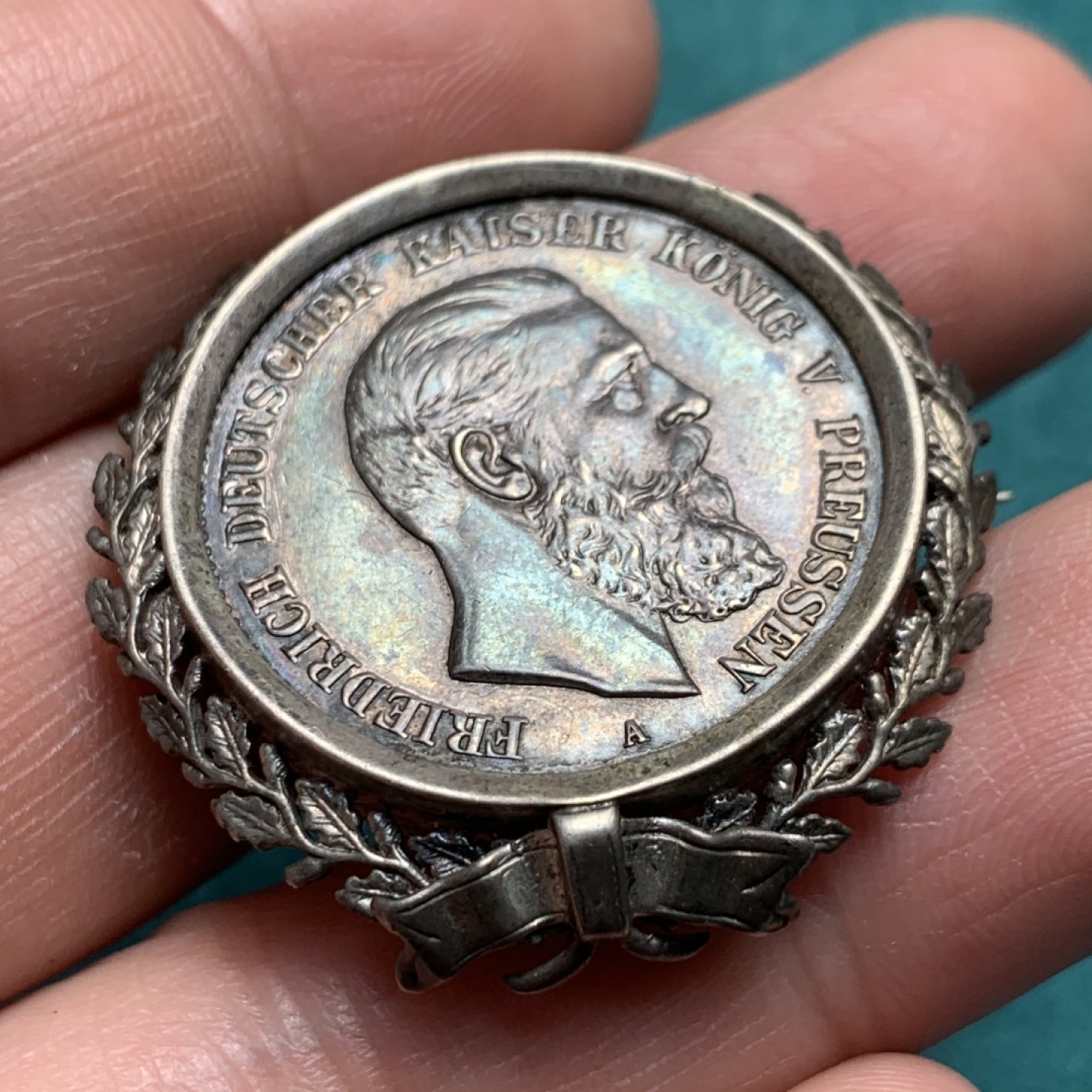 《竞宝斋》第150场-周日，周一，周四 3场 (全场包邮) 德国普鲁士 1888年 弗里德里西2马克（胸针） 16.9克  工艺不错可以佩戴 硬币无焊点  品相不错，外框为银质