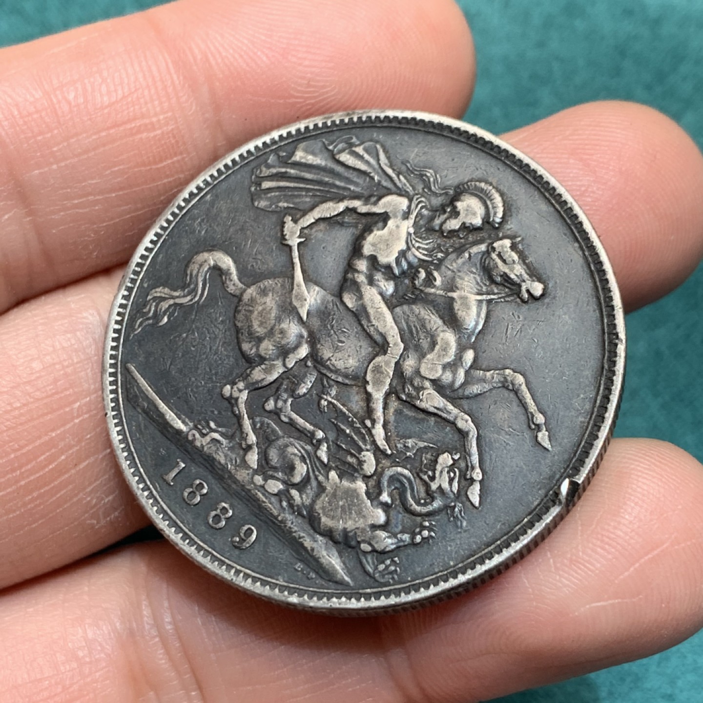 《竞宝斋》第150场-周日，周一，周四 3场 (全场包邮) 英国 1889年 维多利亚女王 高冠 马剑大银币 双面深黑包浆 不容易