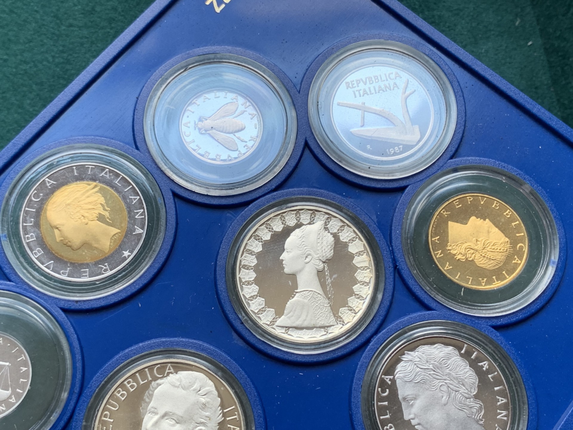 《竞宝斋》第150场-周日，周一，周四 3场 (全场包邮) 1987年原盒带证书意大利精制套币含两枚银币