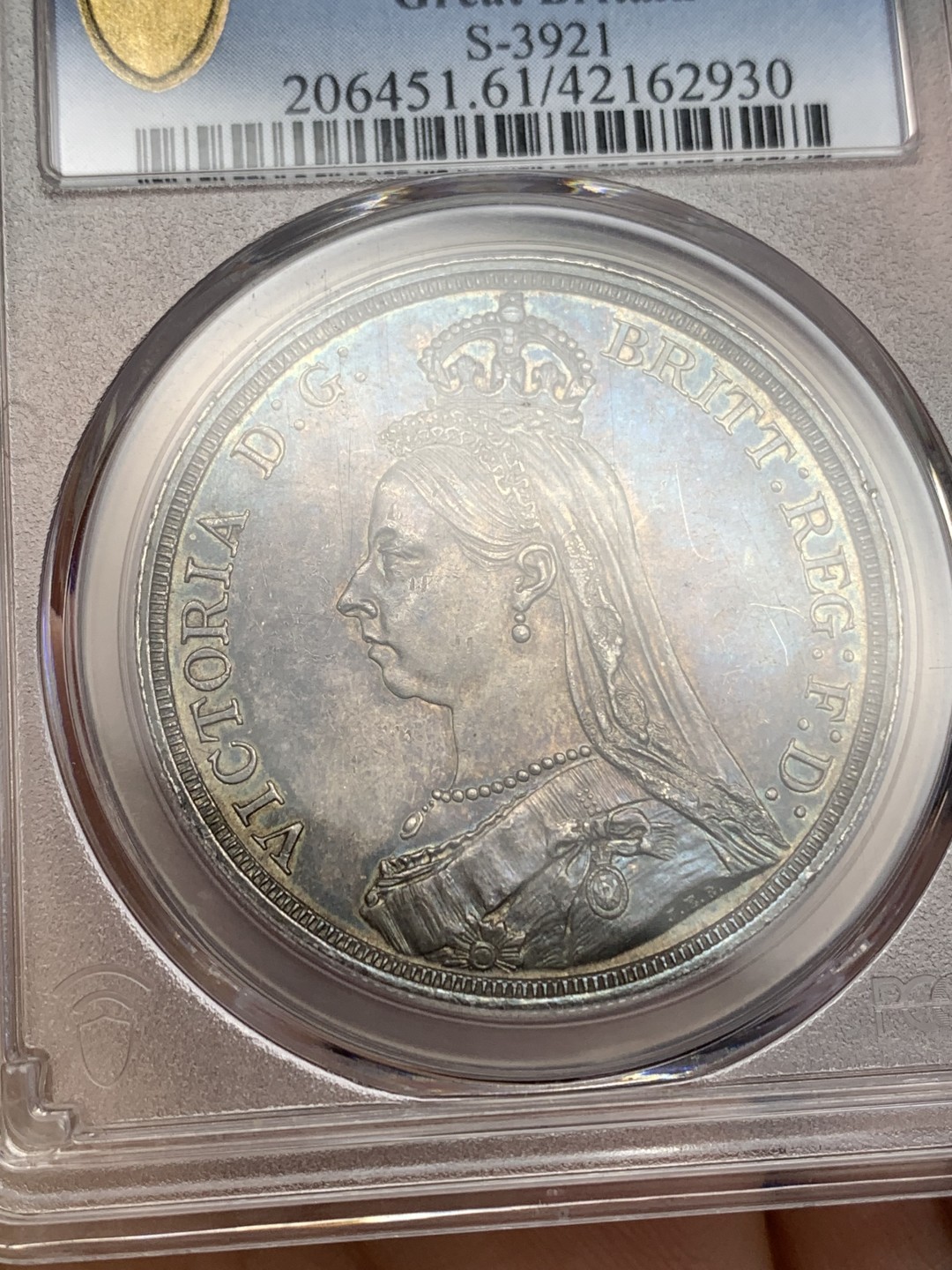 《竞宝斋》第150场-周日，周一，周四 3场 (全场包邮) PCGS MS61 英国 维多利亚 马剑克朗大银币 黑彩包浆 状态好，还泛点紫光，包浆难遇，包浆太厚导致分数保守，状态一流