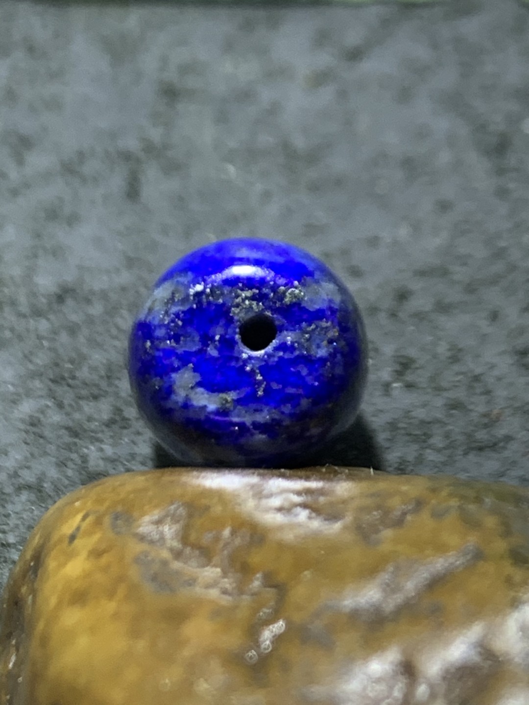 精美阿富汗老矿青金石随形小桶珠一颗，