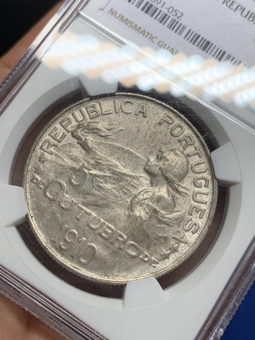 《竞宝斋》第150场-周日，周一，周四 3场 (全场包邮) NGC-AU58 葡萄牙1910年 半岛战争 1埃斯库多大银币