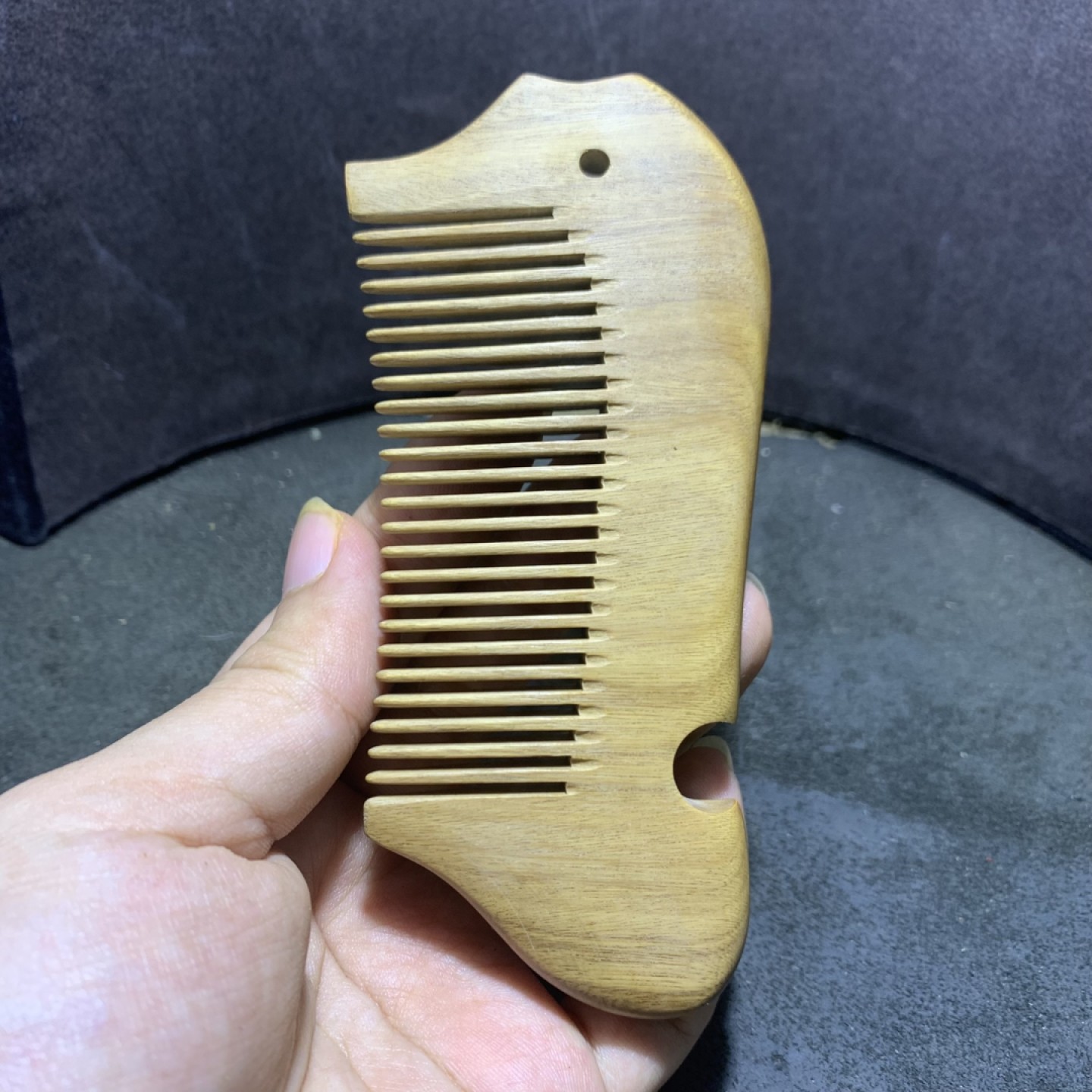 精美天然绿檀木梳一个