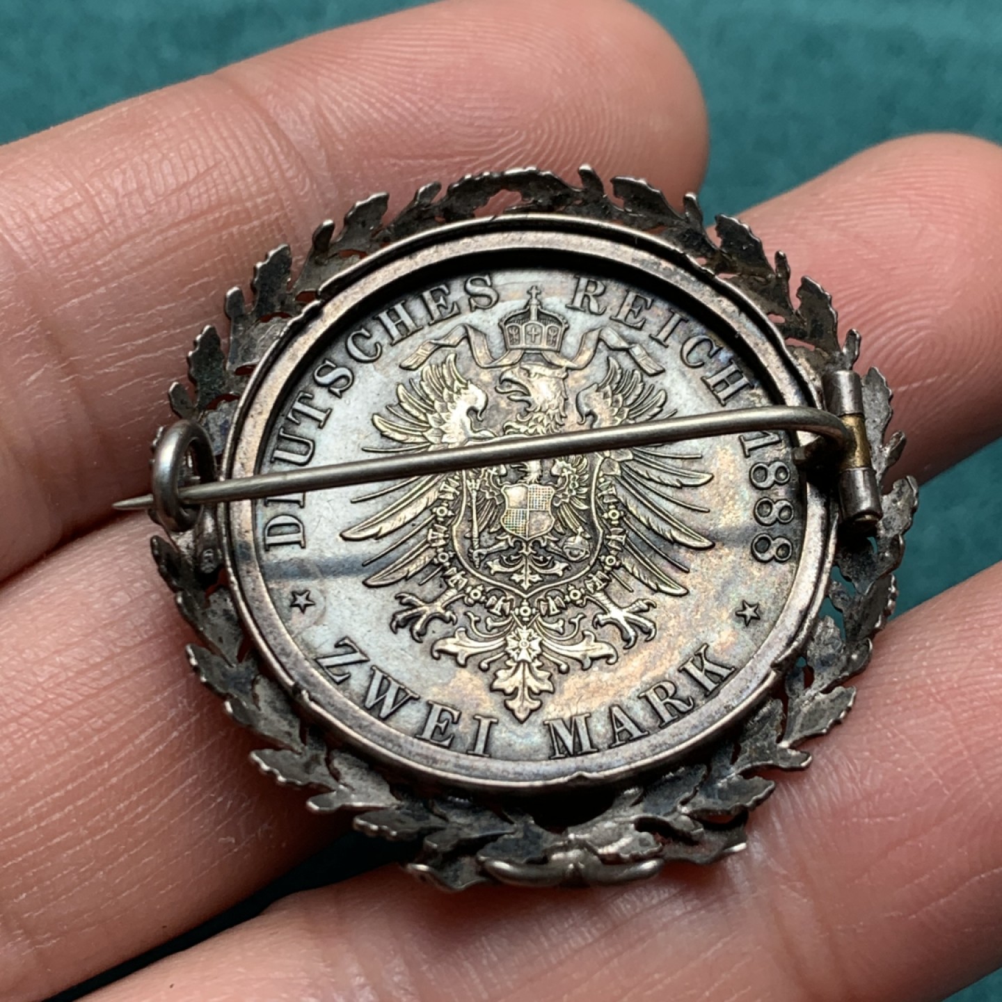 《竞宝斋》第150场-周日，周一，周四 3场 (全场包邮) 德国普鲁士 1888年 弗里德里西2马克（胸针） 16.9克  工艺不错可以佩戴 硬币无焊点  品相不错，外框为银质