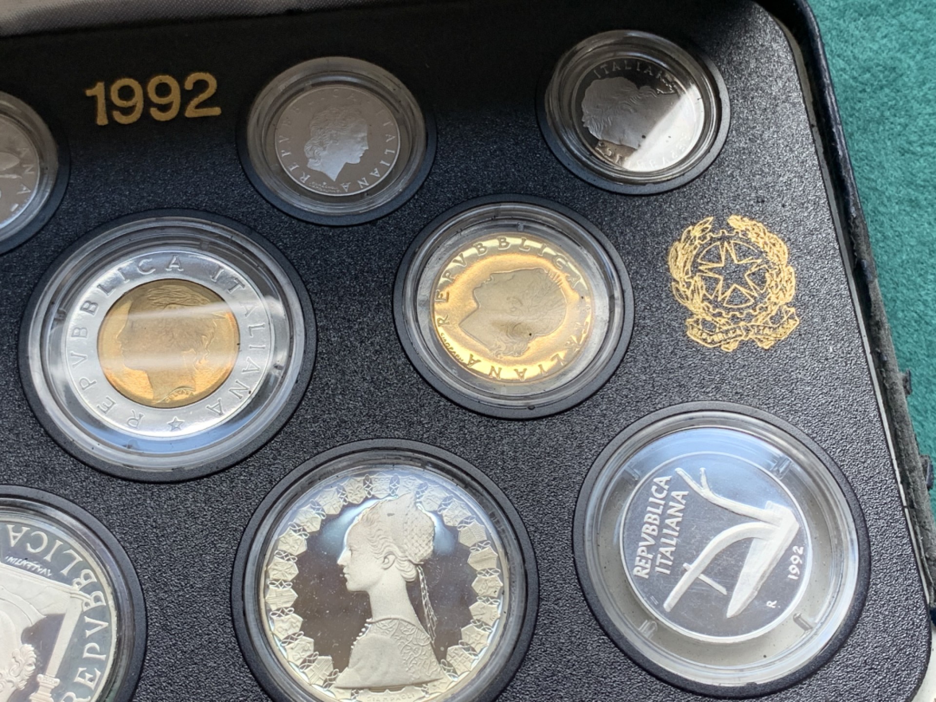 《竞宝斋》第150场-周日，周一，周四 3场 (全场包邮) 1992年原盒带证书意大利精制套币含两枚银币