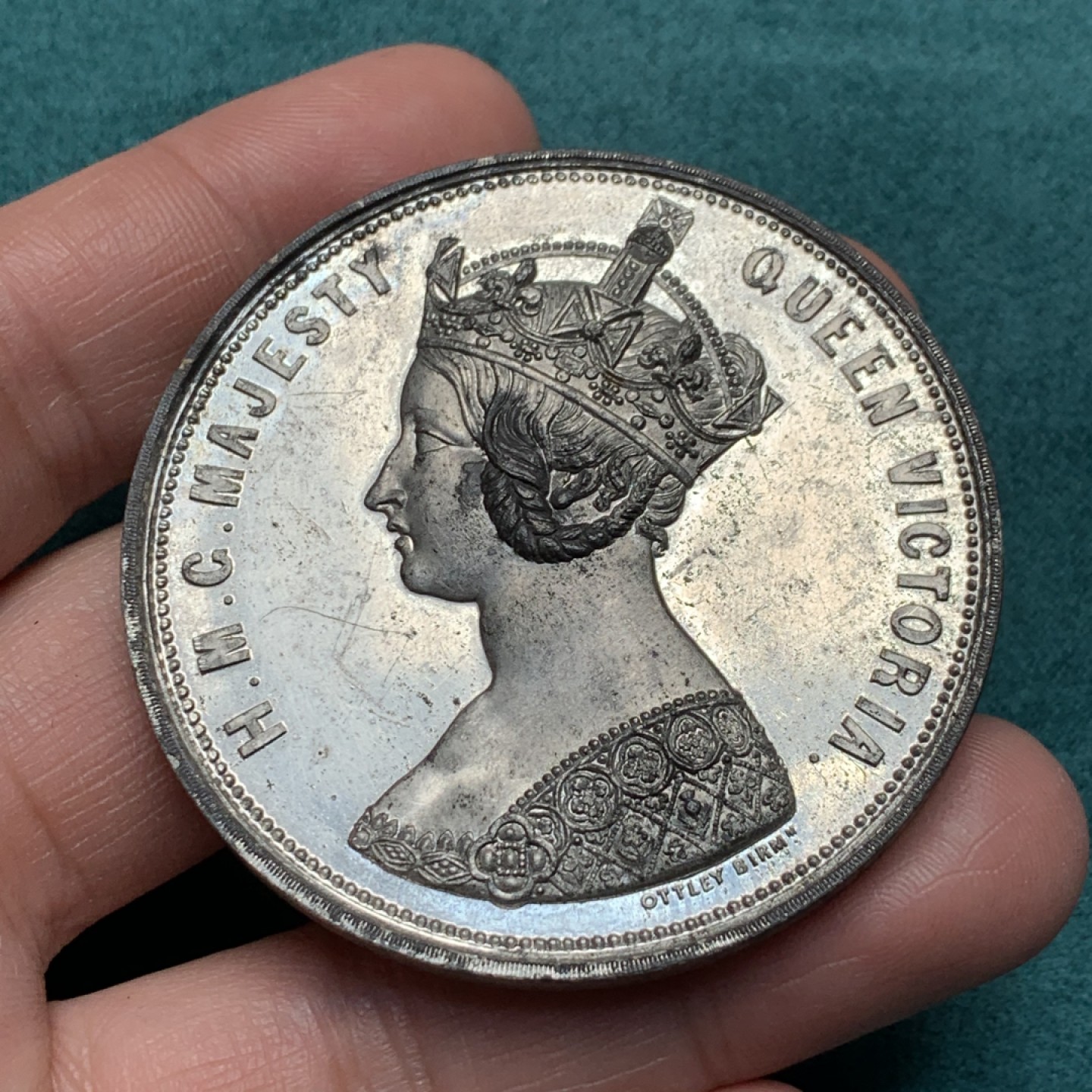 《竞宝斋》第150场-周日，周一，周四 3场 (全场包邮) 1862年 英国国际博览会纪念章，WM材质，维多利亚风格人像 不错32.7克 53.4mm