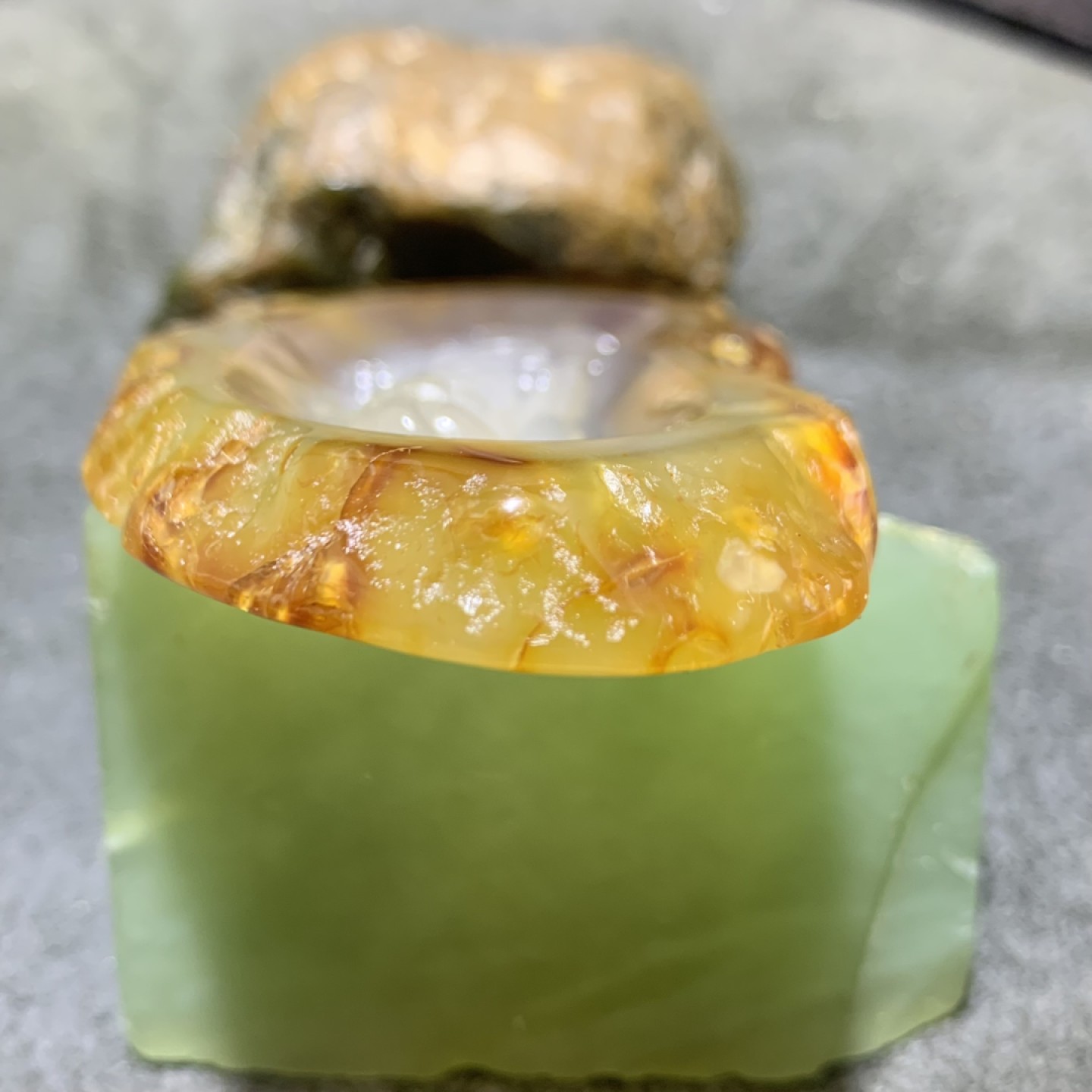 重器天然马达加斯加原皮玛瑙雕刻站观音牌子一块
