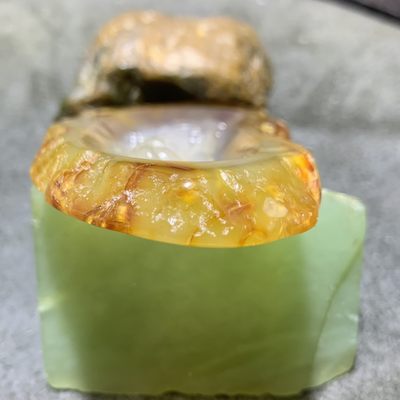 重器天然马达加斯加原皮玛瑙雕刻站观音牌子一块 重器天然马达加斯加原皮玛瑙雕刻站观音牌子一块