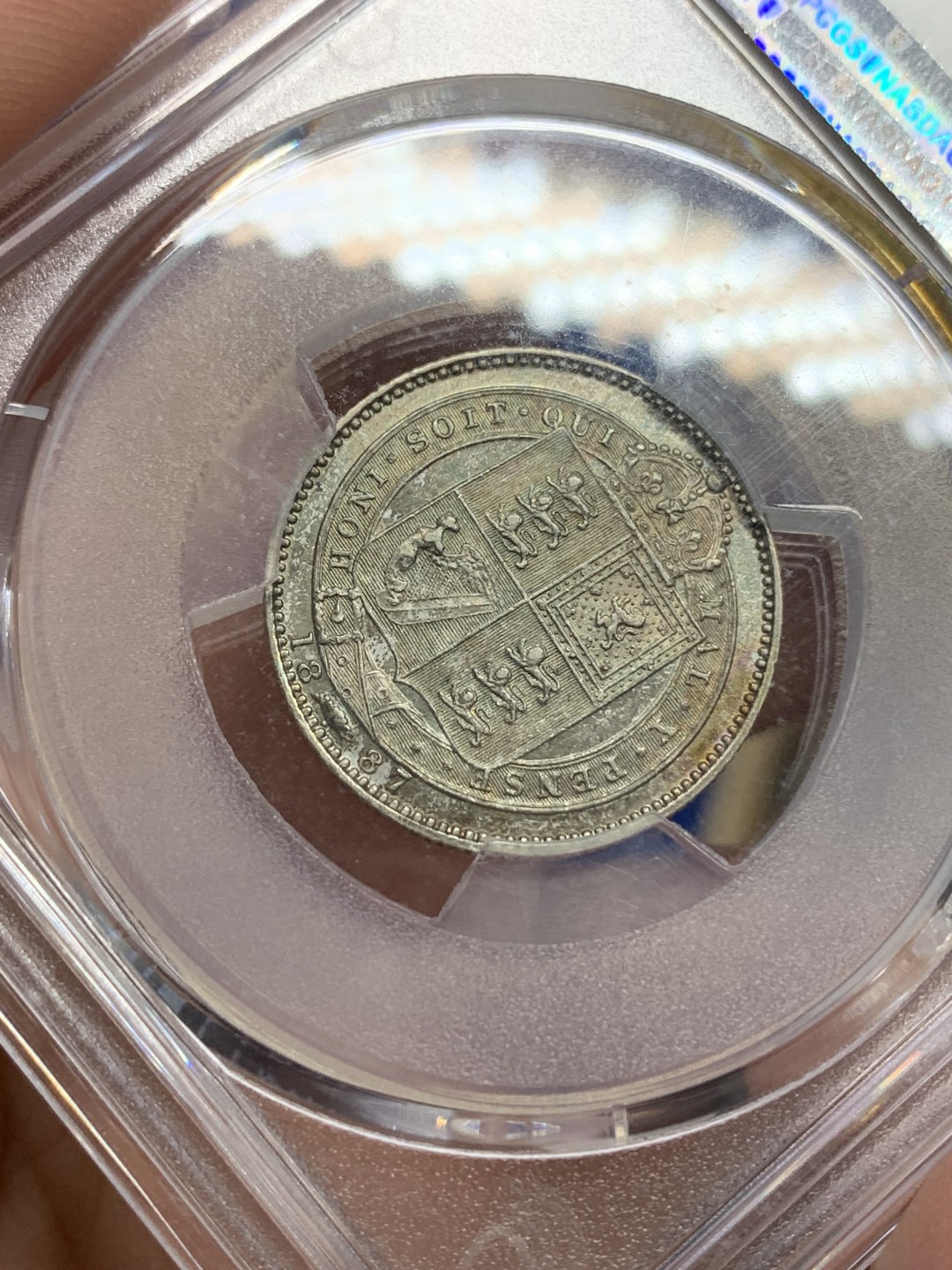 《竞宝斋》第150场-周日，周一，周四 3场 (全场包邮) PCGS AU58 英国 1887 维多利亚女王 1先令银币 蓝绿包浆 状态好 包浆影响了分数挡住了光芒