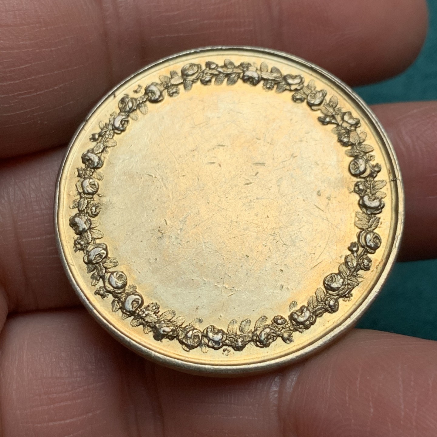 《竞宝斋》第150场-周日，周一，周四 3场 (全场包邮) 法国 结婚纪念镀金银章  重量：17.7gr  直径：26mm 边铭：love  边道有伤，应该是检验材质所留下的 细节见图